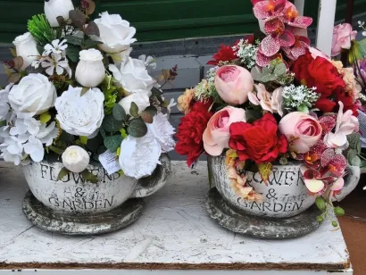 Popularni su cvjetni aranžmani u kamenim teglama/Foto: Gradska tržnica Daruvar