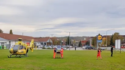 Helikopter Hitne sletio je na parkiralište kod Lidla u Daruvaru/Foto: Čitatelj
