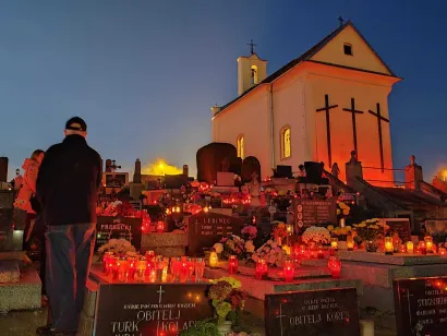 Građani u obilasku grobova svojih najmilijih koji više nisu s njima/Foto: Martina Čapo