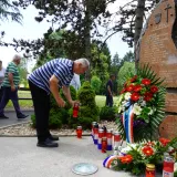 Odavanje počasti kod spomenika poginulim i nestalim braniteljima/Foto: Nikica Puhalo