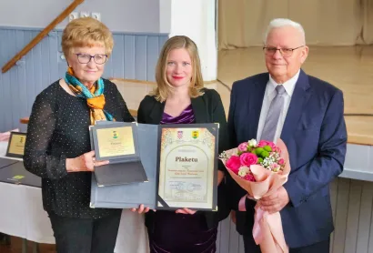 Voditeljica skupine Kristina Kvapil Milde primila je priznanje u ime folklorne skupine/Foto: Nikica Puhalo/MojPortal.hr