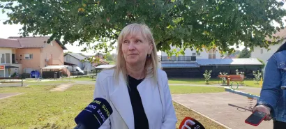 Pedijatrica Marija Čatipović veoma je zadovoljna postavljanjem klupi za dojenje koje bi voljela vidjeti i na svim ostalim dječjim igralištima i parkovima u Bjelovaru/Foto: Martina Čapo