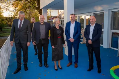 Ravnateljica češkog vrtića Željka Zadro u društvu Nandora Čape iz Ministarstva, Vladimira Bileka, Damira Lneničeka i Saše Lukića/Foto: Predrag Uskoković/Grad Daruvar