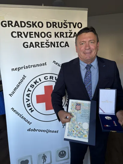 Josip sa svojim priznanjima//Foto: Crveni križ Garešnica