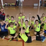 Najmlađi daruvarski nogometaši sa svojim trenerom Grgom Kašljevićem/Foto: HNK Daruvar