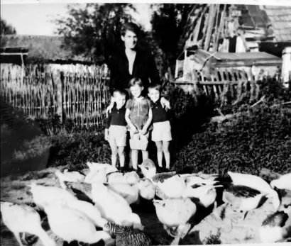 Dinko, sestra Neda i brat Ante s majkom/Foto: Privatni album 