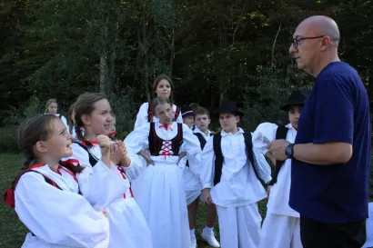 Scenarist Slaven Klobučar objašnjava malenim glumcima što trebaju činiti/Foto: Slavica Trgovac Martan