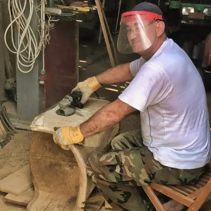 Voli raditi s drvom pa je napravio i sjedalicu iz jednog komada debla/Foto: Privatni album