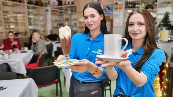 Lorena Jaković i Tea Matić u kafiću "Nedovoljan"/Foto: Nikica Puhalo/MojPortal.hr