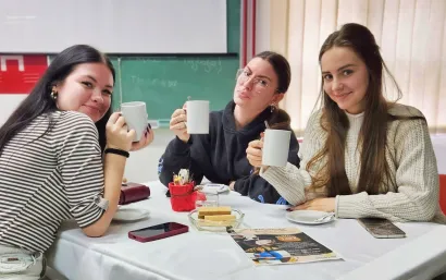 Zadovoljne gošće kafića "Nedovoljan"/Foto: Nikica Puhalo/MojPortal.hr