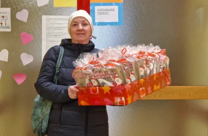 Danijela sa svojim poklon paketićima ispred ulaza u pakračku pedijatriju/Foto: Dijana Puhalo/MojPortal.hr