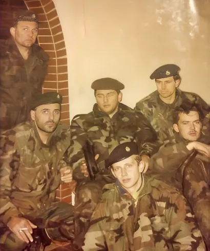 Mladen (sasvim desno) sa suborcima u Zapovjedni&scaron;tvu 1991. godine. Stoji Đuro Straga, a s lijeva na desno sjede Josip Straga Bepi, Bla&scaron;ko Skender, Emir Delić Riba te Vinko Delić/Izvor: Knjiga "Kako se branio Lipik"