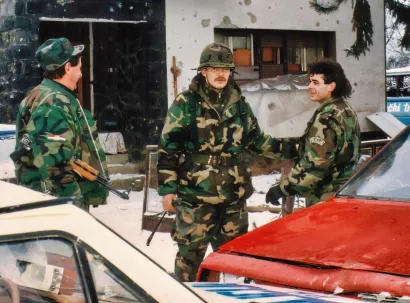 Mladen Ivo&scaron;ević Ban (u sredini) u prosincu 1991. na Taboru u Filipovcu s Đurom Petrincem /Foto: Privatni album
