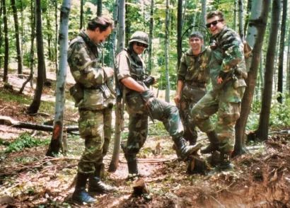 Ban (sasvim lijevo) sa suborcima 1992. godine. Pokraj njega su Dragutin Židak Gringo i pokjni Drago Anu&scaron;ić Crni te Davor Sommer/Foto: Privatni album