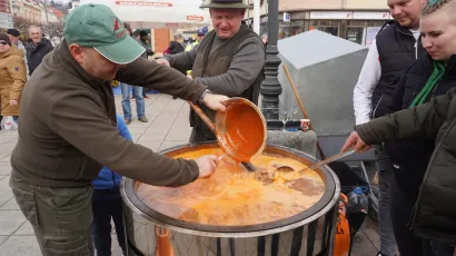 Posljednje pripreme prije serviranja/Foto: Dijana Puhalo/MojPortal.hr