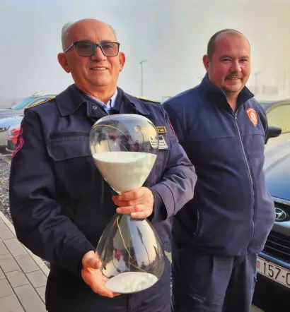 Investitor je DVD-u Pakrac predao donaciju i simboličan dar - pje&scaron;čani sat - "kako bi uvijek stigli na vrijeme/Foto: Nikica Puhalo/MojPortal.hr