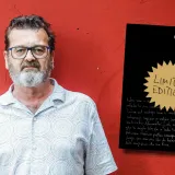 Kruno Lokotar i naslovnica njegove knjige "Limited edition"/Foto: Marko Todorov/CROPIX