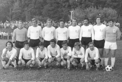 Ekipa Slavonca Lipik sredinom sedamdesetih koja je igrala protiv Malog Ajaxa. S lijeva stoje Mareković Jup, Franjo Pihir, Klinjo Mareković, -, Matija Arbanas, -, Jogun, Martin Kovačić. Čuče s lijeva Stanko Kovačić, Novosel, -, Franjo Ljevaković, -, Jozo Rade Ćujo, -/Foto: Privatni album