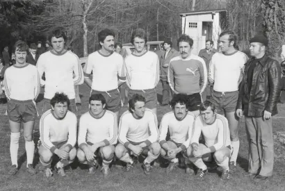 Ekipa iz 1976. godine, s lijeva stoje Vidmanić Žuga, Stanko Kovačić, Stanislav Bukvić Kure, Manči Krpan, Marijan P, Franjo Pihir, Jup Mareković. Čuče Franjo Ljevaković, Mile Borić, Matija Arbanas, Lazo Jovanivić Po&scaron;tar, Rade ĆujoFoto: Privatni album