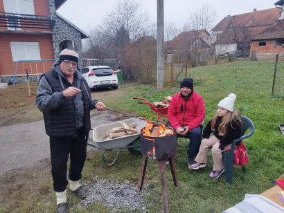 Slavko Prodanović vodio je računa o pečenju kobasica/Foto: Mario Barać