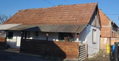 Tro&scaron;na kućica u kojoj se zapalio dimnjak i izgorjele grede/Foto: Privatni album