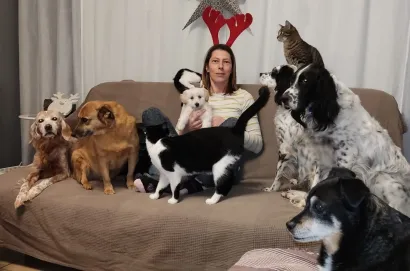 Mirjana s jednim dijelom vesele četveronožne ekipe/Foto: Mirjana Oliver