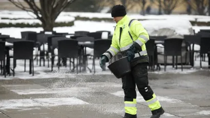 Ne pomaže samo sol kad se zaledi/Foto: Dragan Matić/CROPIX (ilustracija)