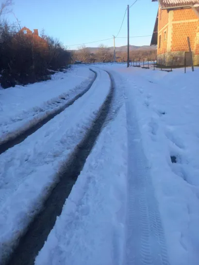 Seoski putovi zameteni u snijegu/Foto: Privatni album