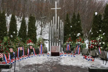 Zapaljene su svijeće i položeni vijenci/Foto: Pakrački list