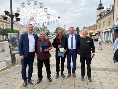 S gradonačelnikom i županom nakon dodjele Plakete Grada Daruvara/Foto: Privatni album