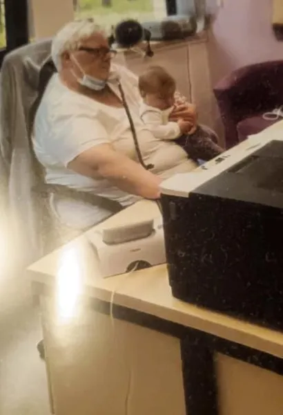 Sestra Vesna čuva bebu dok je mama na pregledu/Foto: Privatni album