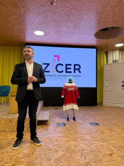 Dejan je Tonku predstavio i u ZICER-u/Foto: Vandri Robotics