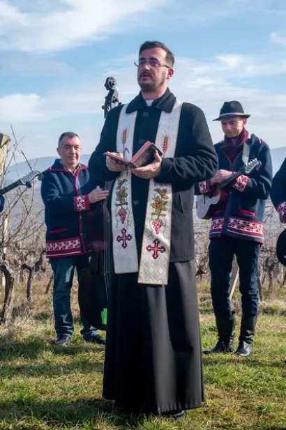 Vlč. Ivan Popić blagoslovio je trsje i sve okupljene/Foto: Predrag Uskoković