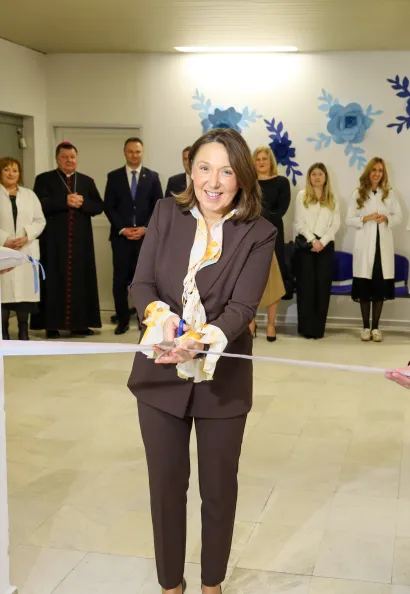 Ministrica Irena Hrstić simboličnim rezanjem vrpce svečano otvara novi suvremeni Odjel u bjelovarskoj bolnici/Foto: BBŽ