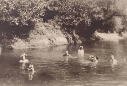 Obiteljsko kupanje u Česmi/Foto: Državni arhiv u Bjelovaru