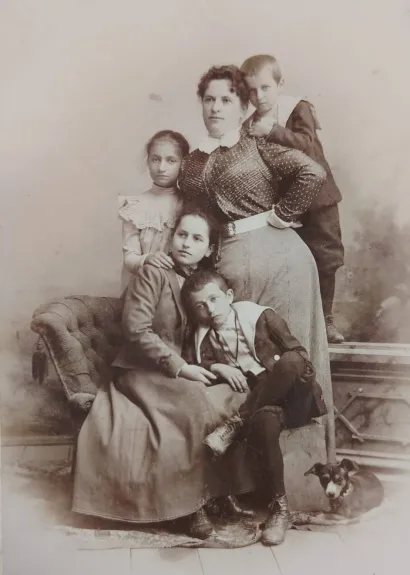 Nasta, Vjera, Milan i Vladimir Rojc s majkom Slavom/Foto: Državni arhiv u Bjelovaru