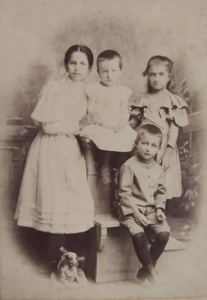 Nasta sa sestrom i braćom/Foto: Državni arhiv u Bjelovaru