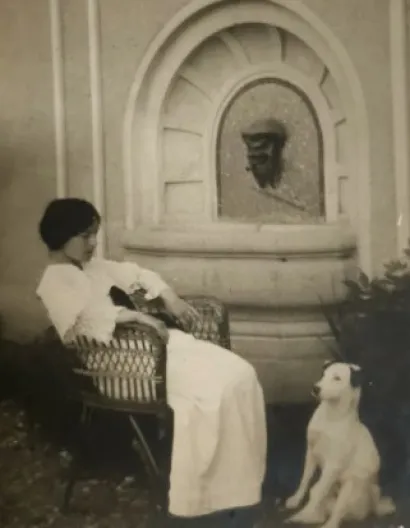 Nasta sa svojim četveronožnim ljubimcem/Foto: Državni arhiv u Bjelovaru