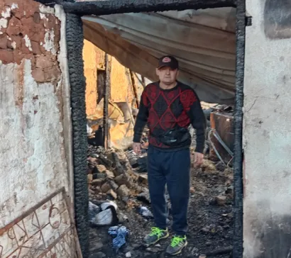 Marijan u izgorenoj kući/Foto: Privatni album