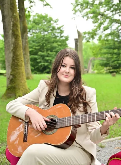 Leura svira gitaru/Foto: Privatni album