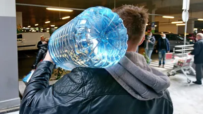 Split, 041220. Zbog obilnih padalina doslo je do zamucenja vode u gradskom vodovodu. Preporuka je da gradjani kupuju flasiranu vodu.Na fotografiji: flasirana voda.Foto: Nikola Vilic/CROPIX