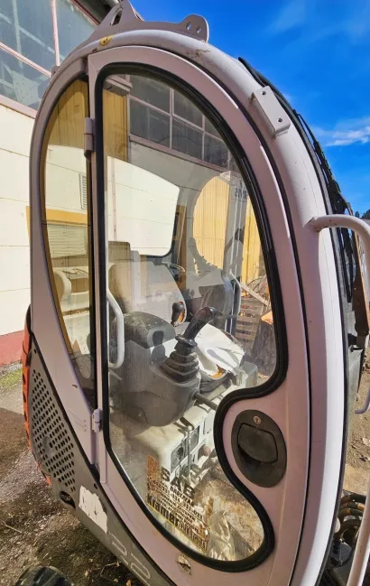 Kabina mini bagera/Foto: Darkom