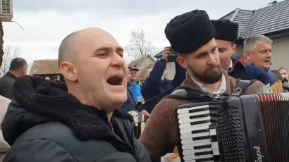 Josip Dabro pjeva stihove o Anti Paverliću/Foto: Screenshot