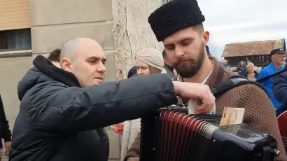 Josip Dabro pjeva stihove o Anti Paverliću/Foto: Screenshot