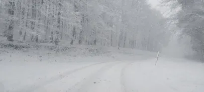 Čitatelj javlja da se ne ide od Velikog Trojstva prema &Scaron;androvcu jer je zapeo auto u snijegu/Foto: Čitatelj