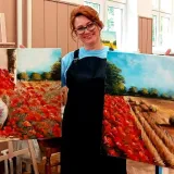 Dalija Penezić sa svojim slikama/Foto: Privatni album