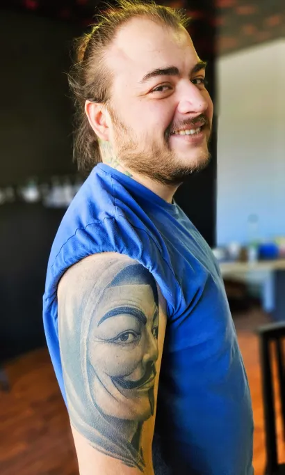 Tetovaža "V for Vendeta" s kojom je sve svoje maske simbolički skinuo s lica i odlučio biti svoj/Foto: Nikica Puhalo/MojPortal.hr
