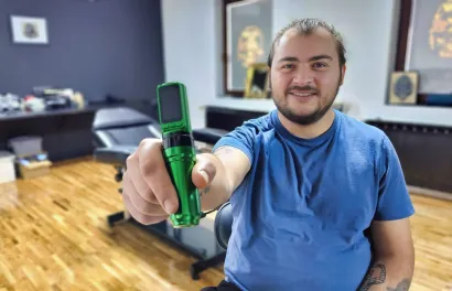 Milan Marković s aparatom za tetoviranje/Foto: Nikica Puhalo/MojPortal.hr