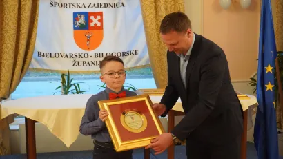 Župan Marko Maru&scaron;ić uručio je posebno priznanje županijske sportske zajednice talentiranom plesaču Leonu Grgiću/Foto: Dijana Puhalo