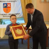 Župan Marko Maru&scaron;ić uručio je posebno priznanje županijske sportske zajednice talentiranom plesaču Leonu Grgiću/Foto: Dijana Puhalo